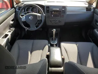 2009 Nissan Versa S z VIN 3N1BC13E19L410760, wystawiony jako Copart lot #55303895 z przebiegiem 84 014 mil mil oraz Szkoda całkowita • Salvage title. Historia ofert i sprzedaży dostępna na DreamBid. Obrazek 8.