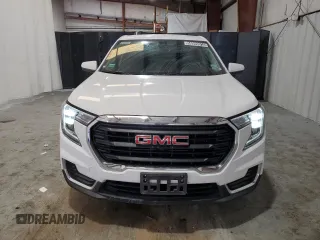 2024 GMC Terrain SLE z VIN 3GKALMEG3RL295589, wystawiony jako Copart lot #56999915 z przebiegiem 34 722 mil mil oraz Czysty tytuł • Clean title. Historia ofert i sprzedaży dostępna na DreamBid. Obrazek 5.