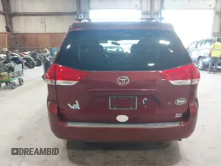 2013 Toyota Sienna XLE z VIN 5TDDK3DCXDS053048, wystawiony jako IAAI lot #42163668 z przebiegiem 104 765 mil mil oraz . Historia ofert i sprzedaży dostępna na DreamBid. Obrazek 16.