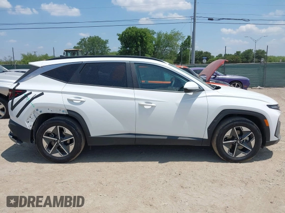 2025 Hyundai Tucson SEL z VIN 5NMJB3DE6SH461535, wystawiony jako IAAI lot #42337372 z przebiegiem 19 791 mil mil oraz . Historia ofert i sprzedaży dostępna na DreamBid. Obrazek 13.