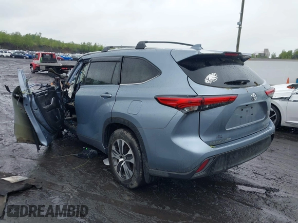 2022 Toyota Highlander XLE with VIN 5TDHZRBH2NS191084, listed as a IAAI auction lot 42329770 with Not provided miles and . Bid and sale history available at DreamBid. Image 3.
