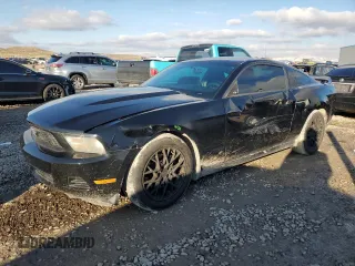 2012 Ford Mustang Premium z VIN 1ZVBP8AM3C5260742, wystawiony jako Copart lot #46275915 z przebiegiem 133 720 mil mil oraz Szkoda całkowita • Salvage title. Historia ofert i sprzedaży dostępna na DreamBid. Obrazek 1.