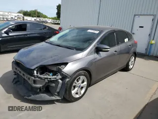 2014 Ford Focus SE z VIN 1FADP3K28EL132304, wystawiony jako Copart lot #57139015 z przebiegiem 133 397 mil mil oraz Szkoda całkowita • Salvage title. Historia ofert i sprzedaży dostępna na DreamBid. Obrazek 1.