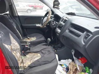 2006 Kia Sportage LX z VIN KNDJF723367282007, wystawiony jako IAAI lot #41214330 z przebiegiem 168 793 mil mil oraz . Historia ofert i sprzedaży dostępna na DreamBid. Obrazek 5.