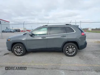 2019 Jeep Cherokee Latitude Plus z VIN 1C4PJMLB5KD440162, wystawiony jako IAAI lot #41911864 z przebiegiem 53 927 mil mil oraz . Historia ofert i sprzedaży dostępna na DreamBid. Obrazek 14.