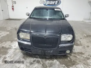 2006 Chrysler 300 C z VIN 2C3KA63H36H290155, wystawiony jako Copart lot #55321415 z przebiegiem Nie podano mil oraz Czysty tytuł • Clean title. Historia ofert i sprzedaży dostępna na DreamBid. Obrazek 5.
