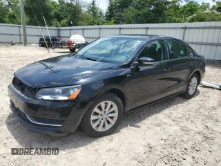 2014 Volkswagen Passat S z VIN 1VWAT7A30EC078066, wystawiony jako Copart lot #58312015 z przebiegiem 123 397 mil mil oraz Szkody całkowita. Historia ofert i sprzedaży dostępna na DreamBid. Obrazek 1.