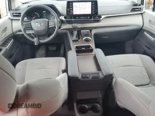 2024 Toyota Sienna LE z VIN 5TDKRKEC7RS188975, wystawiony jako Copart lot #61656985 z przebiegiem 1 017 mil mil oraz Szkoda całkowita • Salvage title. Historia ofert i sprzedaży dostępna na DreamBid. Obrazek 8.