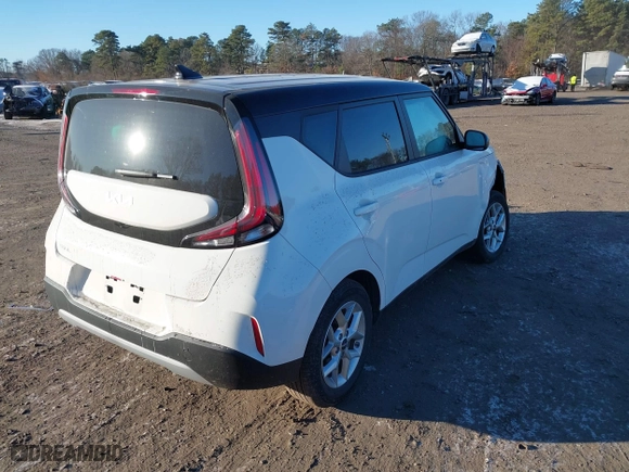 2024 Kia Soul LX with VIN KNDJ23AU4R7229481, listed as a IAAI auction lot 41270129 with 6,141 mi miles. Bid and sale history available at carsss.com. Image 4.