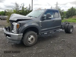 2019 Ford F-350 XL z VIN 1FD8X3HT2KEE17555, wystawiony jako Copart lot #55940505 z przebiegiem 107 979 mil mil oraz Szkody całkowita. Historia ofert i sprzedaży dostępna na DreamBid. Obrazek 1.