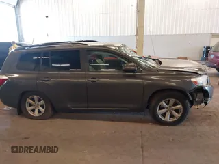 2009 Toyota Highlander z VIN JTEES41A692142879, wystawiony jako IAAI lot #41692725 z przebiegiem 189 933 mil mil oraz . Historia ofert i sprzedaży dostępna na DreamBid. Obrazek 13.