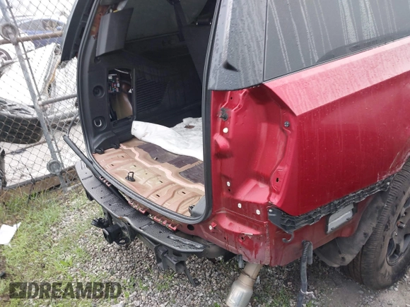 2021 Chevrolet Suburban LT z VIN 1GNSCCKD8MR138864, wystawiony jako IAAI lot #41296984 z przebiegiem Nie podano mil oraz . Historia ofert i sprzedaży dostępna na DreamBid. Obrazek 17.
