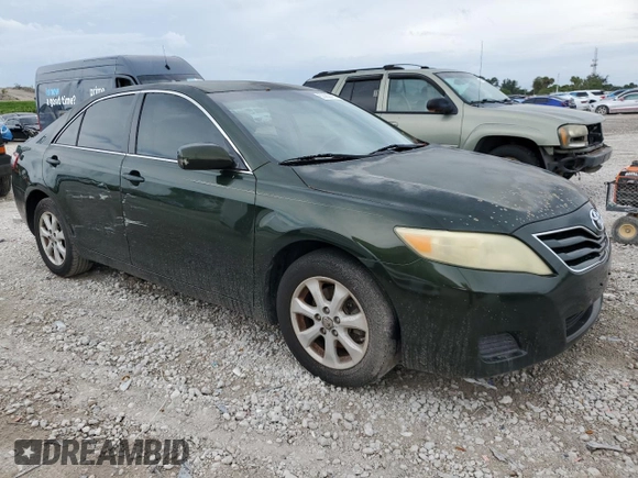 2010 Toyota Camry z VIN 4T1BF3EK4AU570933, wystawiony jako Copart lot #52262475 z przebiegiem 166 277 mil mil oraz Czysty tytuł • Clean title. Historia ofert i sprzedaży dostępna na DreamBid. Obrazek 4.