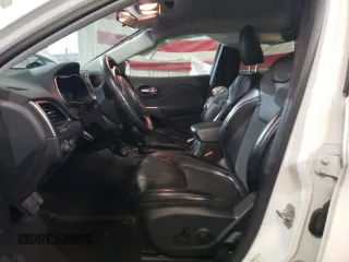 2019 Jeep Cherokee Latitude Plus с VIN 1C4PJMLB0KD400071, выставлен на аукционе Copart как лот 48293585 с пробегом 66 349 миль миль и Списание • Salvage title. История ставок и продаж доступна на DreamBid. Изображение 7.