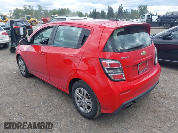 2020 Chevrolet Sonic LT z VIN 1G1JG6SB2L4115688, wystawiony jako IAAI lot #42326438 z przebiegiem 33 871 mil mil oraz . Historia ofert i sprzedaży dostępna na DreamBid. Obrazek 3.