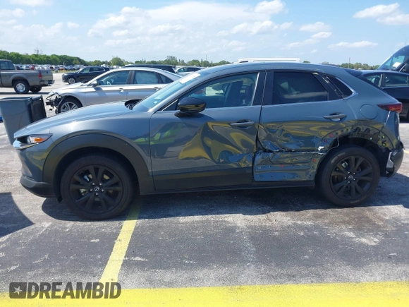 2024 Mazda CX-30 S Carbon Edition z VIN 3MVDMBCM0RM661018, wystawiony jako IAAI lot #42326256 z przebiegiem 22 169 mil mil oraz . Historia ofert i sprzedaży dostępna na DreamBid. Obrazek 14.