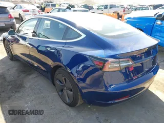 2018 Tesla Model 3 Long Range Battery z VIN 5YJ3E1EA4JF078080, wystawiony jako IAAI lot #41688015 z przebiegiem 97 886 mil mil oraz . Historia ofert i sprzedaży dostępna na DreamBid. Obrazek 3.