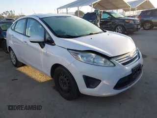 2013 Ford Fiesta S z VIN 3FADP4AJXDM156194, wystawiony jako IAAI lot #41870811 z przebiegiem 89 446 mil mil oraz . Historia ofert i sprzedaży dostępna na DreamBid. Obrazek 1.