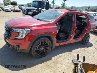 2023 GMC Terrain SLT z VIN 3GKALVEG2PL143483, wystawiony jako Copart lot #55790755 z przebiegiem 52 664 mil mil oraz Szkoda całkowita • Salvage title. Historia ofert i sprzedaży dostępna na DreamBid. Obrazek 1.
