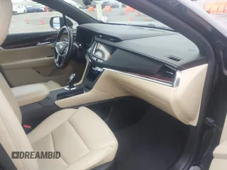 2019 Cadillac XT5 Premium Luxury FWD z VIN 1GYKNERS3KZ134635, wystawiony jako IAAI lot #41889843 z przebiegiem 56 044 mil mil oraz . Historia ofert i sprzedaży dostępna na DreamBid. Obrazek 5.