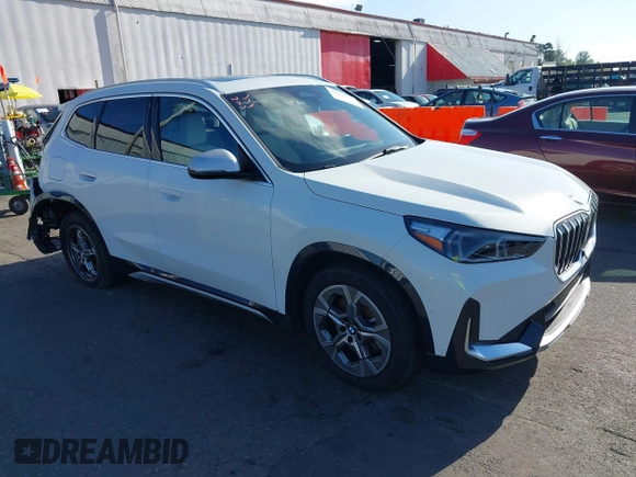 2024 BMW X1 xDrive28i с VIN WBX73EF0XR5Z50590, выставлен на аукционе IAAI как лот 42052219 с пробегом 3 158 миль миль и . История ставок и продаж доступна на DreamBid. Изображение 1.