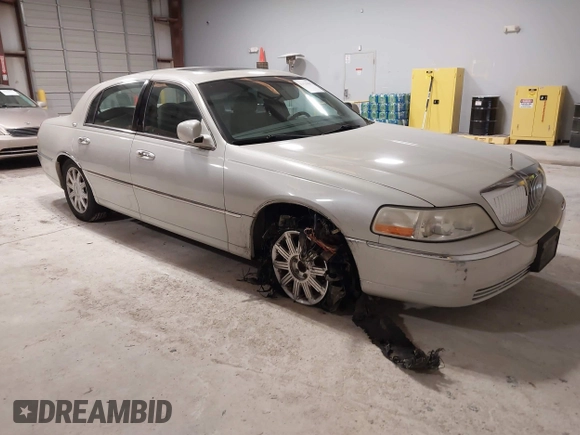 2007 Lincoln Town Car Signature Limited z VIN 1LNHM82W97Y638603, wystawiony jako IAAI lot #41620885 z przebiegiem Nie podano mil oraz . Historia ofert i sprzedaży dostępna na DreamBid. Obrazek 1.