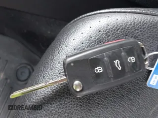 2015 Volkswagen Passat SE z VIN 1VWBV7A3XFC058603, wystawiony jako IAAI lot #42260010 z przebiegiem 94 857 mil mil oraz . Historia ofert i sprzedaży dostępna na DreamBid. Obrazek 11.