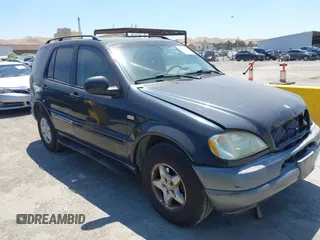 1999 Mercedes-Benz M 320/430/500 z VIN 4JGAB54E4XA101365, wystawiony jako IAAI lot #42664782 z przebiegiem 111 382 mil mil oraz . Historia ofert i sprzedaży dostępna na DreamBid. Obrazek 1.