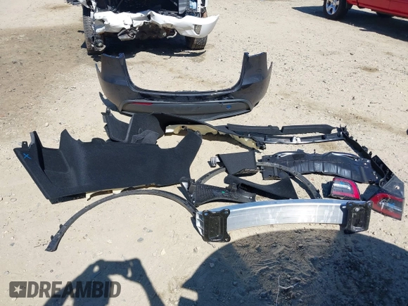 2024 Tesla Model Y Long Range z VIN 7SAYGDEE8RA262082, wystawiony jako IAAI lot #41834216 z przebiegiem 11 536 mil mil oraz . Historia ofert i sprzedaży dostępna na DreamBid. Obrazek 12.