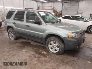 2005 Ford Escape XLT with VIN 1FMYU93165KA74210, listed as a IAAI auction lot 41388896 with 209,807 mi miles. Bid and sale history available at carsss.com. Image 1.