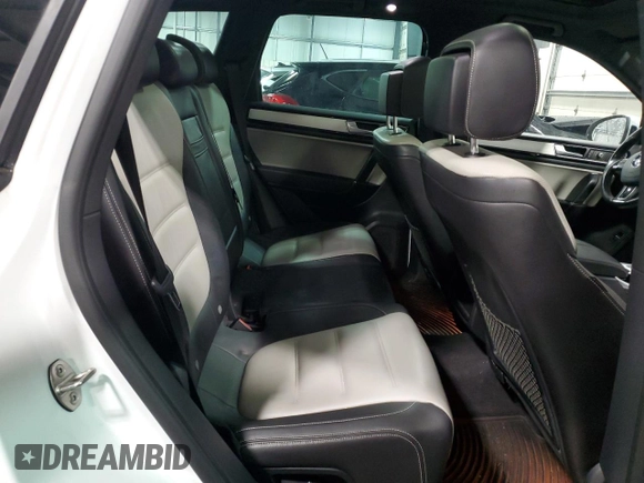 2017 Volkswagen Touareg Wolfsburg Edition z VIN WVGRF7BP7HD002143, wystawiony jako Copart lot #45328325 z przebiegiem 107 476 mil mil oraz Szkoda całkowita • Salvage title. Historia ofert i sprzedaży dostępna na DreamBid. Obrazek 11.