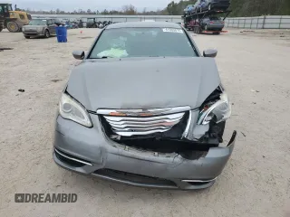2013 Chrysler 200 Touring z VIN 1C3CCBBB2DN584591, wystawiony jako Copart lot #41503815 z przebiegiem Nie podano mil oraz Szkoda całkowita • Salvage title. Historia ofert i sprzedaży dostępna na DreamBid. Obrazek 5.