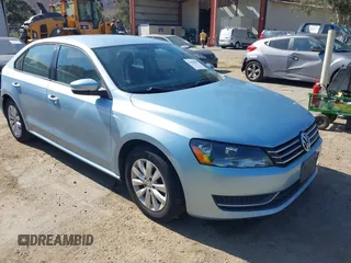 2013 Volkswagen Passat Wolfsburg Edition z VIN 1VWAP7A3XDC057745, wystawiony jako IAAI lot #42403087 z przebiegiem 40 312 mil mil oraz . Historia ofert i sprzedaży dostępna na DreamBid. Obrazek 1.