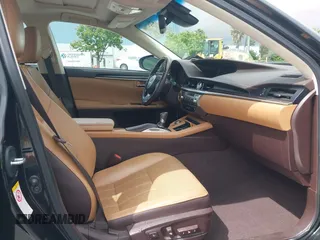 2017 Lexus ES 350 z VIN 58ABK1GG6HU066363, wystawiony jako IAAI lot #42232966 z przebiegiem 60 908 mil mil oraz . Historia ofert i sprzedaży dostępna na DreamBid. Obrazek 5.
