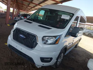 2024 Ford Transit Passenger XL z VIN 1FBAX2CG2RKA75017, wystawiony jako IAAI lot #42463080 z przebiegiem 20 185 mil mil oraz . Historia ofert i sprzedaży dostępna na DreamBid. Obrazek 2.