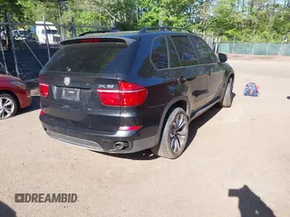 2012 BMW X5 35i z VIN 5UXZV4C5XCL744343, wystawiony jako IAAI lot #42134441 z przebiegiem 136 984 mil mil oraz . Historia ofert i sprzedaży dostępna na DreamBid. Obrazek 4.