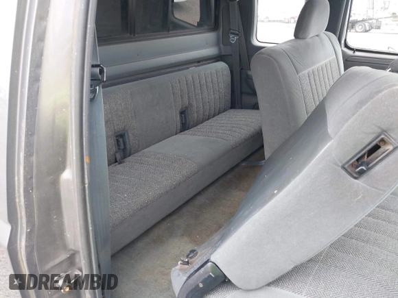 1993 Ford F-250 z VIN 1FTHX26G9PKB42392, wystawiony jako IAAI lot #42320912 z przebiegiem Nie podano mil oraz . Historia ofert i sprzedaży dostępna na DreamBid. Obrazek 8.
