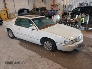 2001 Cadillac Eldorado Touring ETC z VIN 1G6ET12951B101641, wystawiony jako IAAI lot #42274235 z przebiegiem 119 965 mil mil oraz . Historia ofert i sprzedaży dostępna na DreamBid. Obrazek 1.