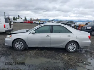 2006 Toyota Camry STD z VIN 4T1BE32K86U157718, wystawiony jako IAAI lot #41805465 z przebiegiem 327 299 mil mil oraz . Historia ofert i sprzedaży dostępna na DreamBid. Obrazek 14.