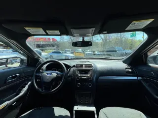 2018 Ford Police Interceptor Utility z VIN 1FM5K8AR4JGA32224, wystawiony jako Copart lot #55688025 z przebiegiem 121 565 mil mil oraz Tytuł czysty. Historia ofert i sprzedaży dostępna na DreamBid. Obrazek 9.