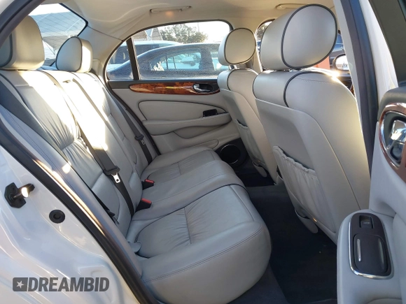 2007 Jaguar XJ with VIN SAJWA71B17SH12746, listed as a IAAI auction lot 41401422 with 99,735 mi miles. Bid and sale history available at carsss.com. Image 8.