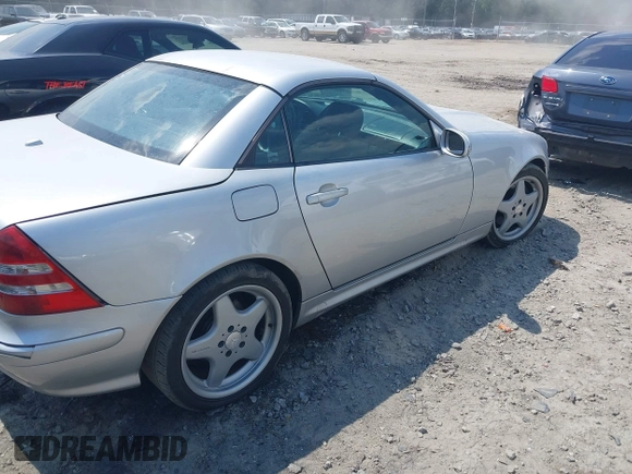 2003 Mercedes-Benz SLK 320 z VIN WDBKK65FX3F289228, wystawiony jako IAAI lot #42584634 z przebiegiem 173 232 mil mil oraz . Historia ofert i sprzedaży dostępna na DreamBid. Obrazek 4.