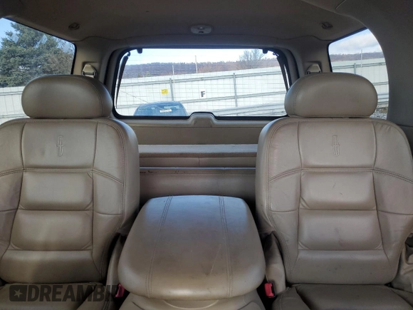 2001 Lincoln Navigator z VIN 5LMFU28R01LJ32925, wystawiony jako Copart lot #83013504 z przebiegiem 132 750 mil mil oraz Szkody całkowita. Historia ofert i sprzedaży dostępna na DreamBid. Obrazek 10.