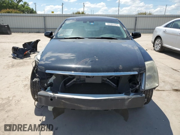 2008 Cadillac STS RWD z VIN 1G6DK67V980143995, wystawiony jako Copart lot #56365325 z przebiegiem 128 787 mil mil oraz Szkoda całkowita • Salvage title. Historia ofert i sprzedaży dostępna na DreamBid. Obrazek 5.