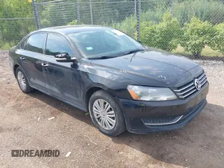 2014 Volkswagen Passat Wolfsburg Edition z VIN 1VWAS7A31EC097843, wystawiony jako IAAI lot #42680715 z przebiegiem 170 077 mil mil oraz . Historia ofert i sprzedaży dostępna na DreamBid. Obrazek 1.