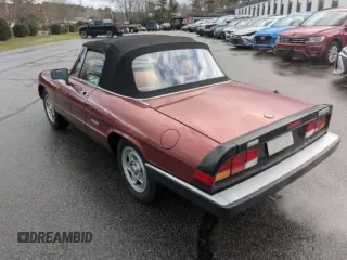 1988 Alfa Romeo Spider z VIN ZARBC5767J1056025, wystawiony jako Copart lot #58116455 z przebiegiem 78 443 mil mil oraz Tytuł czysty. Historia ofert i sprzedaży dostępna na DreamBid. Obrazek 3.