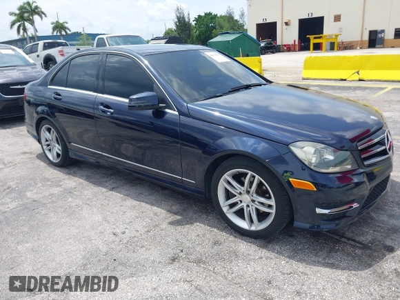 2014 Mercedes-Benz C 250 Sport z VIN WDDGF4HB9EA959513, wystawiony jako IAAI lot #42413556 z przebiegiem 144 773 mil mil oraz . Historia ofert i sprzedaży dostępna na DreamBid. Obrazek 1.