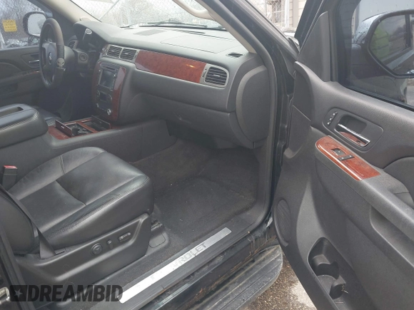 2011 Chevrolet Avalanche LTZ with VIN 3GNTKGE33BG111277, listed as a IAAI auction lot 42123375 with 209,024 mi miles. Bid and sale history available at carsss.com. Image 5.