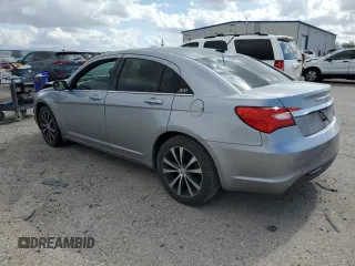 2014 Chrysler 200 Touring z VIN 1C3CCBBGXEN150223, wystawiony jako Copart lot #55494215 z przebiegiem 178 750 mil mil oraz Szkody całkowita. Historia ofert i sprzedaży dostępna na DreamBid. Obrazek 2.