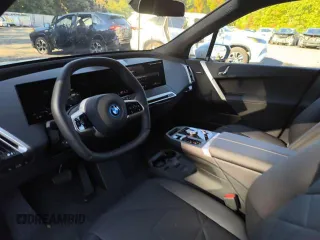 2025 BMW iX xDrive50 z VIN WB523CF00SCS98944, wystawiony jako Copart lot #79060344 z przebiegiem 8 mil mil oraz Szkody całkowita. Historia ofert i sprzedaży dostępna na DreamBid. Obrazek 7.